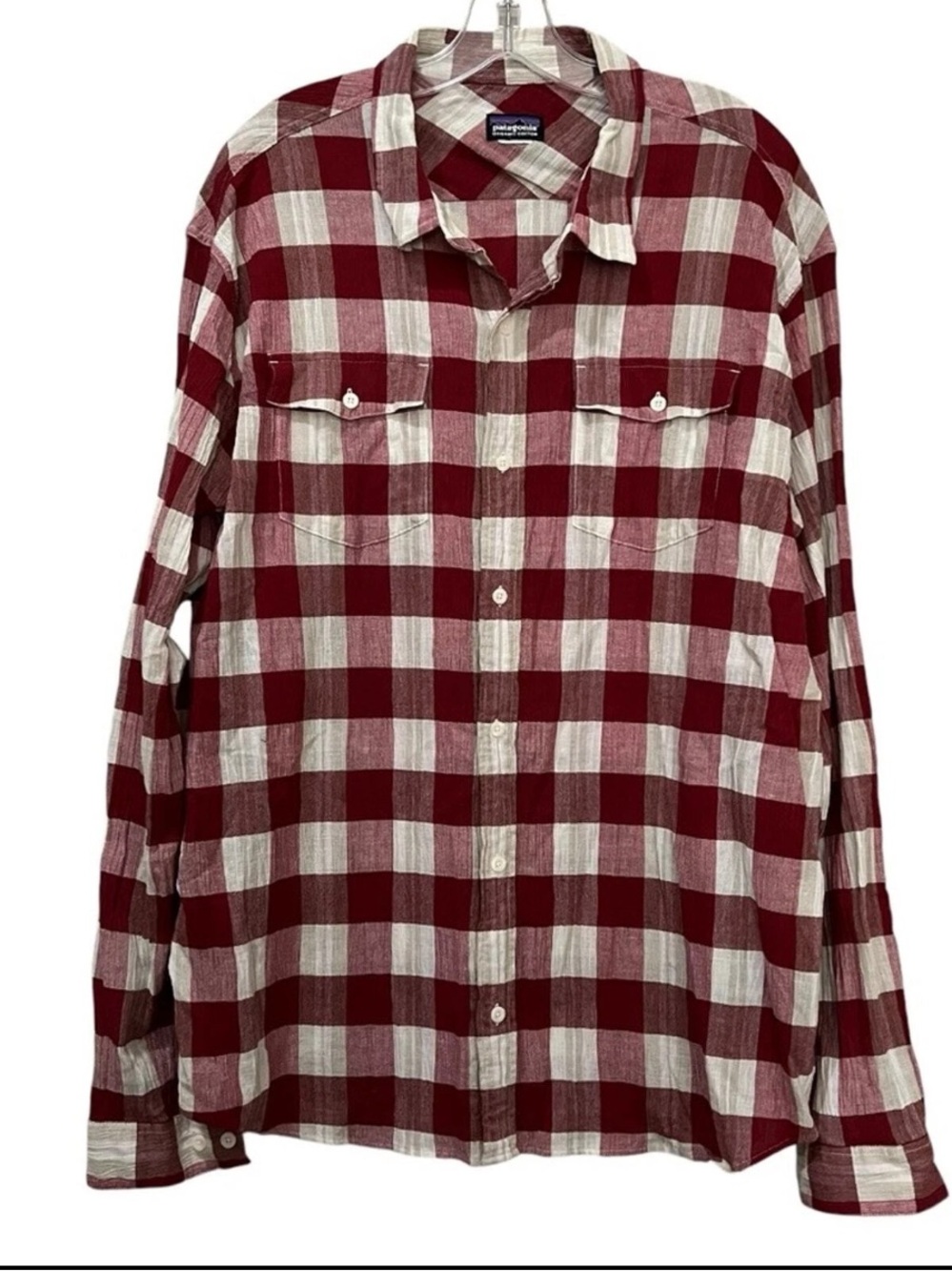 Patagonia Men’s Large Red and White Checkered Long Sleeve Button Down Shirt B8